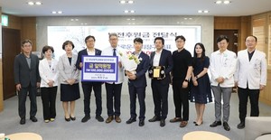 ▲ 을로운수 최창구 대표가 전남대병원의 발전을 위해 후원금 1억 원을 기탁했다.