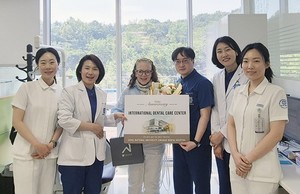 ▲ 백연화 진료부장(치과보철과 교수, 오른쪽에서 두 번째), 김윤정 교육연구부장(치주과 교수, 왼쪽에서 두 번째), 김웅규 치과보철과 교수(오른쪽에서 세 번째), IDS 전담 치과위생사들과 외국인 환자 babara(왼쪽에서 세 번째)씨 기념촬영 사진.