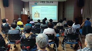 ▲ 가천대 길병원 가정의학과 최수정 교수는 17일 인천 미추홀구 숭의보건지소에서 지역 어르신 40여 명을 대상으로 고혈압ㆍ당뇨 건강강좌를 진행했다.