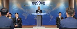 유한양행은 20일 오전 서울 대방동 본사 연수실에서 임직원들이 참석한 가운데 창립 제99주년 기념행사를 가졌다고 밝혔다.