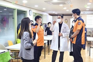 ▲ 한림대성심병원 김범준 공공의료본부장(왼쪽에서 세 번째)과 안양소방서 관계자들이 지역 내 요양시설을 방문해 감염관리 현장을 확인하고 있다.