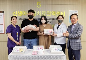 ▲ 19일 퇴원하는 신생아의 부모(사진 가운데)에게 가천누리 양승현 대표이사(사진 오른쪽)와 소아청소년과 의료진들이 가천누리가 제작한 손뜨개 제품을 전달하고 있다.