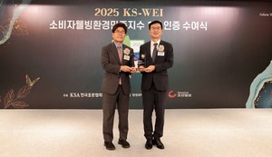 ▲ KMI한국의학연구소 이광엽 경영기획실장(사진 왼쪽)이 6월 18일 열린 2025 소비자웰빙환경만족지수(KS-WEI) 1위 인증 수여식에서 건강검진센터 부문 1위를 수상하고 있다.