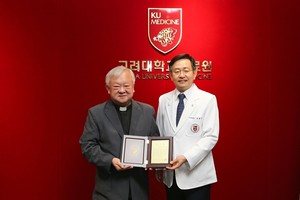 ▲ 임인석 이사장(왼쪽)과 윤을식 의무부총장.