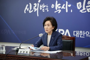 약사회 권영희 회장은 창고형 약국 운영은 약사윤리의 문제라고 지적했다.