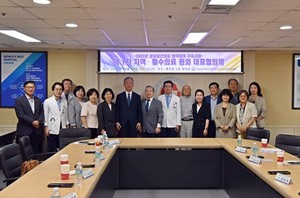 ▲ 화순전남대병원 민정준 병원장과 참석한 위원들이 함께 단체사진을 찍고 있다.