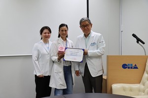 ▲ (왼쪽부터) 허윤정 교수, 로사니 울락 의사, 윤태기 원장.