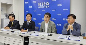 ▲ (왼쪽부터) 김휼 의무이사겸보험이사, 이태연 부회장, 김형규 수석부회장, 정기웅 재무부회장.