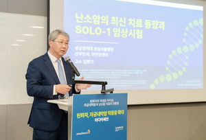 ▲ 삼성서울병원 산부인과 김병기 교수는 린파자를 BRCA 변이 난소암 1차 유지요법으로 평가한 3상 임상 SOLO-1 연구의 7년차 분석 결과를 근거로, 린파자가 계열 최초의 신약(First in class)이자 계열 최고의 신약(Best in class)라고 평가했다.