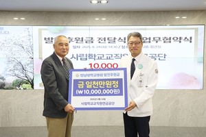▲ 송하중 이사장(왼쪽)과 정신 병원장.