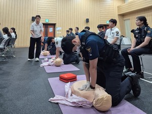 ▲ 건국대병원이 23일 광진경찰서 경찰관 30명을 대상으로 심폐소생술(CPR) 교육을 실시했다.