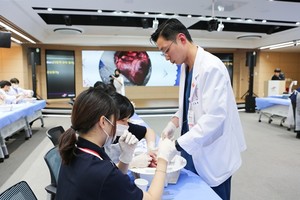 ▲ 안양여고 과학중점반 학생들에게 돼지 심장 해부 실습 강의를 진행하고 있는 한림대성심병원 심장혈관흉부외과 고호현 교수.