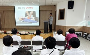 ▲ 응급의학과 임용수 교수가 25일 강화도 호세요양원 대강당에서 강화도 지역 3개 요양원 돌봄제공자들을 대상으로 응급상황에서의 대처법을 강연하고 있다. 