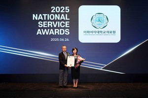 ▲ 2025 국가서비스대상 시상식에 참석한 송혜경 센터장(오른쪽)