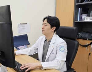 ▲ 서울대학교 파견 전문의 박성준 교수가 진료하는 모습.