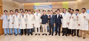 ▲ 대한신경외과학회가 대전우리병원을 학회 공식 후원병원으로 지정하고, 27일 대전우리병원에서 후원병원 현판 제막식을 개최했다.