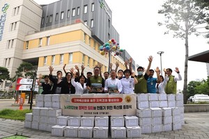▲ 서산의료원과 의료원 노동조합은 27일 노사화합ㆍ지역상생 감자 나눔 행사를 공동으로 열고, 지역특산물인 서산 팔봉산 감자를 전 직원에게 전달했다.