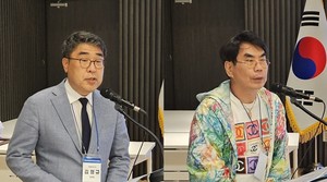 김형규 감사(왼쪽)와 이호익 감사.