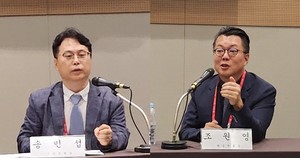 송민섭 수석부회장(왼쪽)과 조원영 학술부회장.