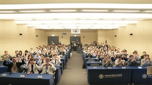 ▲ 이대대동맥혈관병원 개원 2주년 기념식 및 E-Alive Summer Summit 단체사진.