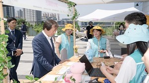 국민건강보험공단이 하늘반창고 봉사단 발족 20주년을 기념해 지난 6월 5일 임직원과 지역사회가 함께하는 나눔 행사 ‘아름다운 하루’를 개최했다.