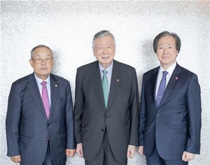 (왼쪽부터) 박용열 인천시연합회장, 이중근 회장, 정기석 이사장.