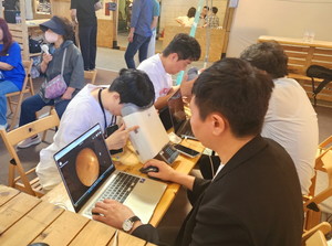 ​​​​​​​대웅제약은 지난 6월 부산항 제1부두에서 개최된 ‘2025 포트빌리지 부산’ 행사에서 ESG 실명 예방 캠페인을 개최, 부산시민 1000여 명을 대상으로 디지털 헬스케어 기기를 통한 실명 질환 검사를 진행했다고 밝혔다.