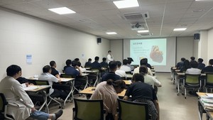 ▲ 전남대병원이 지난해 7월 안전보건의 달을 맞아 5동 지하1층 회의실에서 직원들을 대상으로 안전보건공단이 주관한 찾아가는 VR 안전체험 행사를 진행했다. 