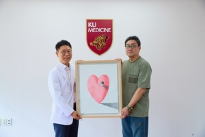 고려대구로병원이 기미노 작가로부터 작품 ‘Free ME’를 기증받았다.