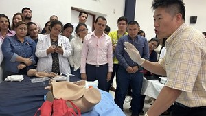 ▲ 이한유 교수가 지난 6월 24일부터 27일까지 엘살바도르 의료진에게 순천향의 뛰어난 응급의료 최신지견 및 응급상황에서의 다양한 응급술기를 전수했다. 이한유 교수의 교육 모습.