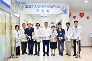 ▲ 민정준 병원장(가운데)과 강호철 진료부원장 등 임직원들이 주사실 확장 개소식에서 테이프 커팅식을 하고 있다.