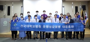 ▲ 건국대병원이 6월 25일 유행성감염병 위기 대응훈련을 실시했다. 유광하 병원장(첫째 줄 오른쪽에서 다섯 번째)과 박지호 감염관리실장(첫째 줄 오른쪽에서 여섯 번째)