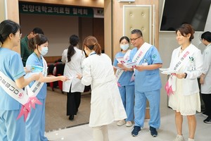▲ 건양대병원 진단검사의학과가 지난 1일, 7월 월례회 현장에서 전 교직원을 대상으로 헌혈 참여 캠페인을 실시했다.