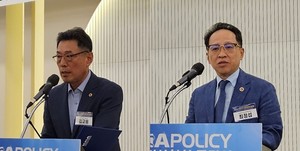 ▲ 김교웅 의장(왼쪽)과 최정섭 회장.