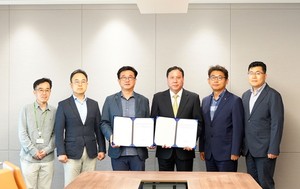 ▲ 의료영상 온라인 제증명 발급 서비스를 위한 HScan 솔루션 계약 체결식에서 건양대병원 김용석 의료정보원장(왼쪽 세번째), 김종엽 의생명연구원장(왼쪽 두번째)과 헬스허브 김기풍 대표이사(왼쪽 네번째)가 기념촬영을 하고 있다.