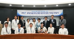 ▲ 기부금 전달식에 참석한 주요 참석자들과 서승재 선수가 기념사진을 촬영하고 있다.