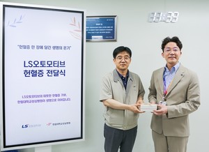 ▲ 이승대 행정부원장(오른쪽)이 임종석 위원장(왼쪽)으로부터 헌혈증 300장을 전달받고 있다.