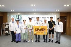 ▲ 광주FC는 지난 8일 전남대병원을 찾아 저소득 어린이환자 치료를 위해 써달라며 후원금을 전달했다.