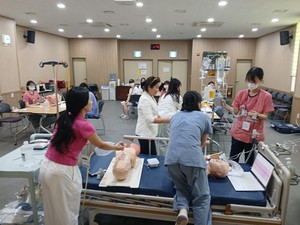 서산의료원이 병동 내 심정지 등 응급상황 발생 시 간호사들의 실전 대응 능력을 높이기 위해 ‘팀 CPR 시뮬레이션 교육’을 실시했다.