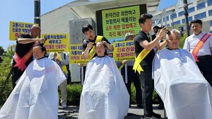 ▲ (왼쪽부터) 삭발하는 정유옹 수석부회장, 서만선 TF위원장, 박용연 보험이사.