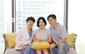 ▲ 김문영 교수와 레이디 제인, 임현태 씨 부부 기념사진.