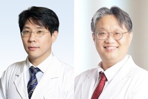 ▲ 최병윤 교수(왼쪽)와 최준 교수.