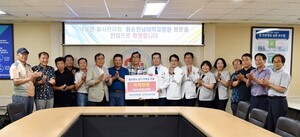 ▲ 낙농연 ‘일사천리회’ 회원들이 화순전남대병원에 불우환우 돕기 후원금을 전달한 가운데 참석자들이 기념 촬영하고 있다. 