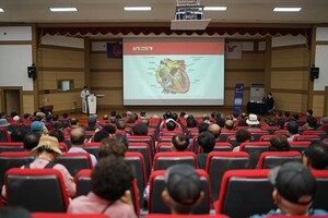 ▲ 전남대병원 순환기내과 이기홍 교수가 지난 12일 오전 9시부터 3시간 동안 전남대의과대학 명학회관 강당에서 심장율동치료기 시술 후 관리를 주제로 강연하고 있다.