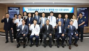 ▲ (첫번째 줄 왼쪽부터) 박성진 기획조정실장, 김형수 병원장, 윤희성 이사장, 김용선 의료원장, 김승기 부사장.