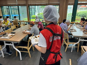 ​​​​​​​한국건강관리협회 서울동부지부는 15일(화), 중랑노인종합복지관을 방문해 복지관 이용 어르신 500명을 대상으로 경로식당에서 식사 안내 및 배식 봉사 활동을 펼쳤다.