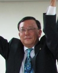 박기배 후보가 당선 확정 후 환호하고 있다.