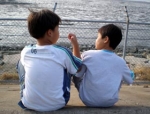 무슨 할 말이 그리도 많을까. 두 아이는 쉬지 않고 떠들고 웃고 달리고 마주보고 어깨동무 하고 그렇게 수 시간을 지루하지 않게 보냈다.