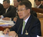 의원들의 질의에 답변을 생각중인 강재규 원장.