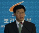 노연홍 보건복지정책위원장이 혈액 관리법 시행규칙 개정 입법예고에 관해 브리핑 하고 있다.